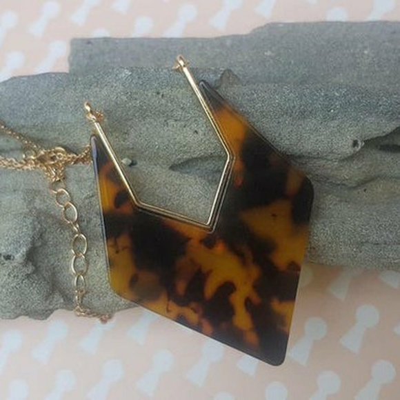 ACETATE MODERN SHAPE PENDANT LONG NECKLACE! - Picture 3 of 5